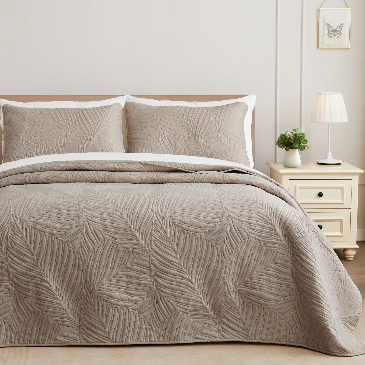 Exclusivo Mezcla Twin Quilt Bedding Set, Lightweight Taupe Quilts Twin Size for All Seasons, Soft Microfiber Bedspreads Coverlets Bed Cover with Leaf Pattern, 2 Piece