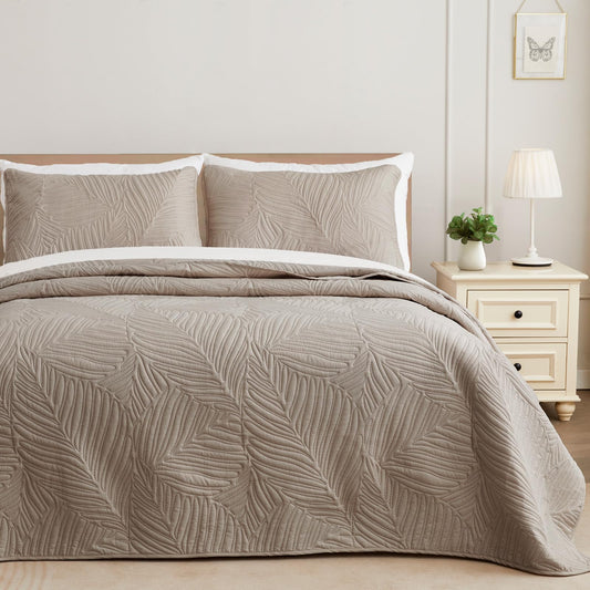 Exclusivo Mezcla California King Quilt Bedding Set, Lightweight Taupe Quilts Cal Oversized King Size for All Seasons, Soft Microfiber Bedspreads Coverlets with Leaf Pattern, 3 Piece