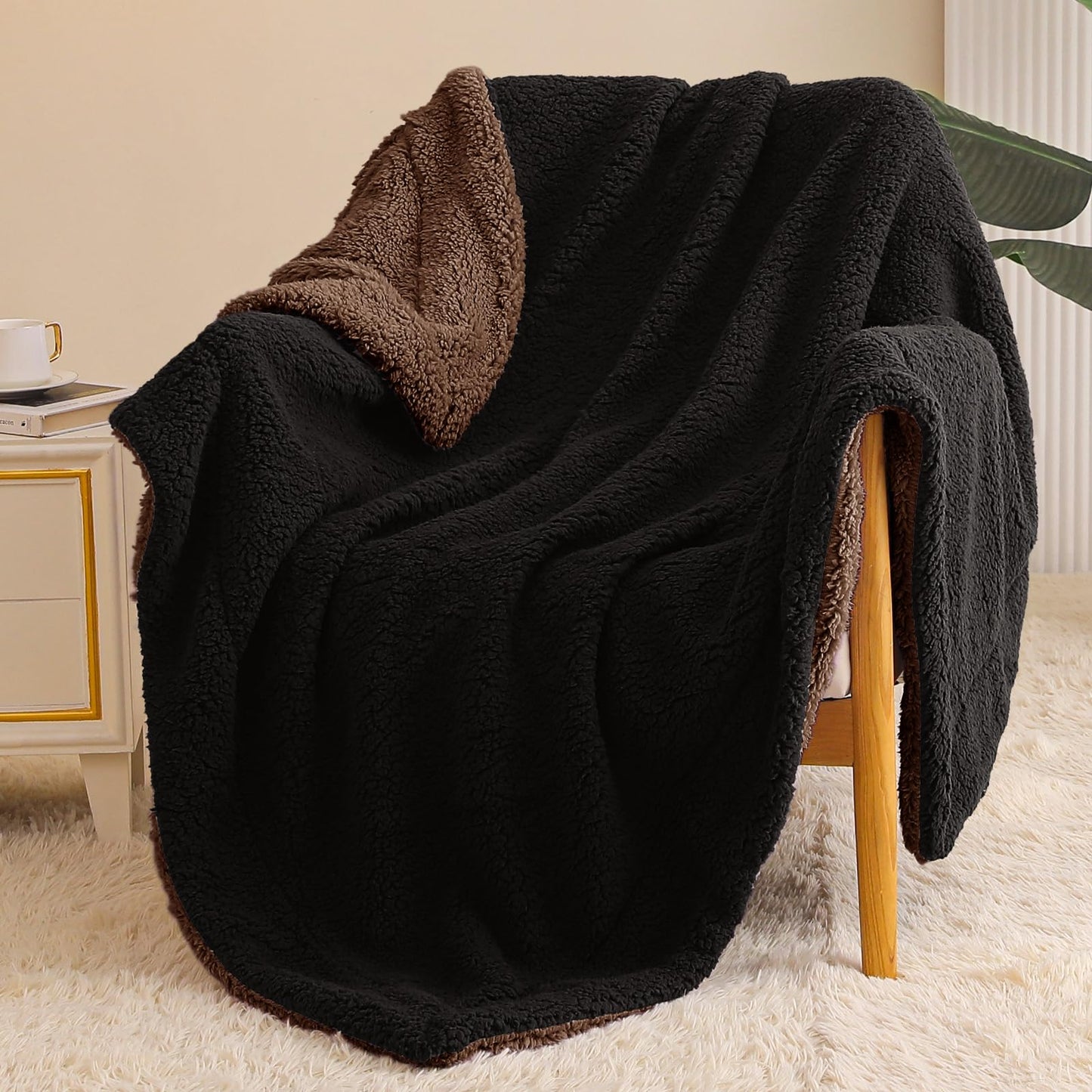 Exclusivo Mezcla Reversible Sherpa Throw Blanket for Couch, Thick and Warm Fleece Blankets for Winter, Soft Plush Fluffy, 50x60 Inches, Black/ Coffee