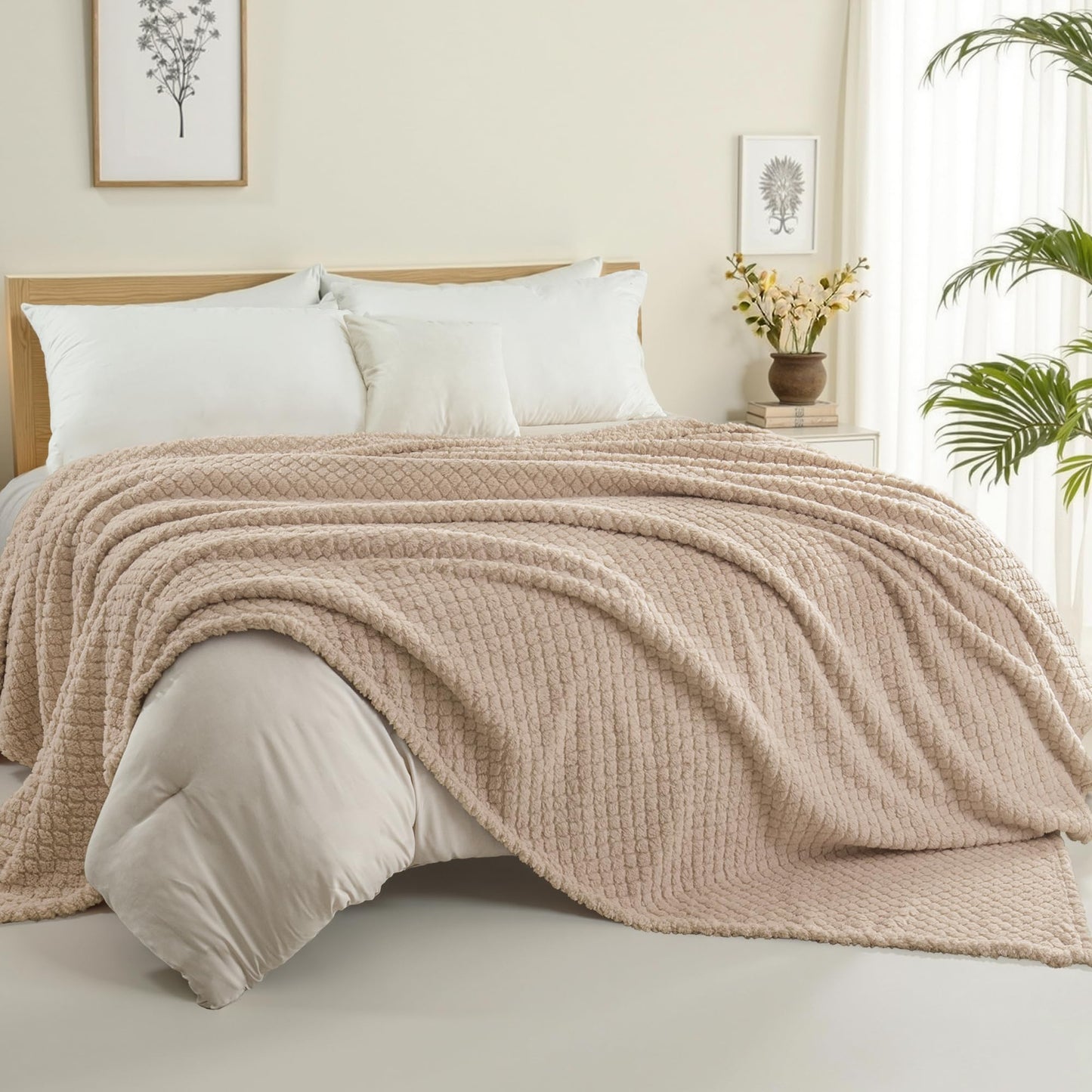 Exclusivo Mezcla Twin Size Flannel Fleece Blanket, Super Soft Jacquard Bed Blanket, Lightweight Fuzzy Warm for All Seasons, 60x80 Inches, Camel