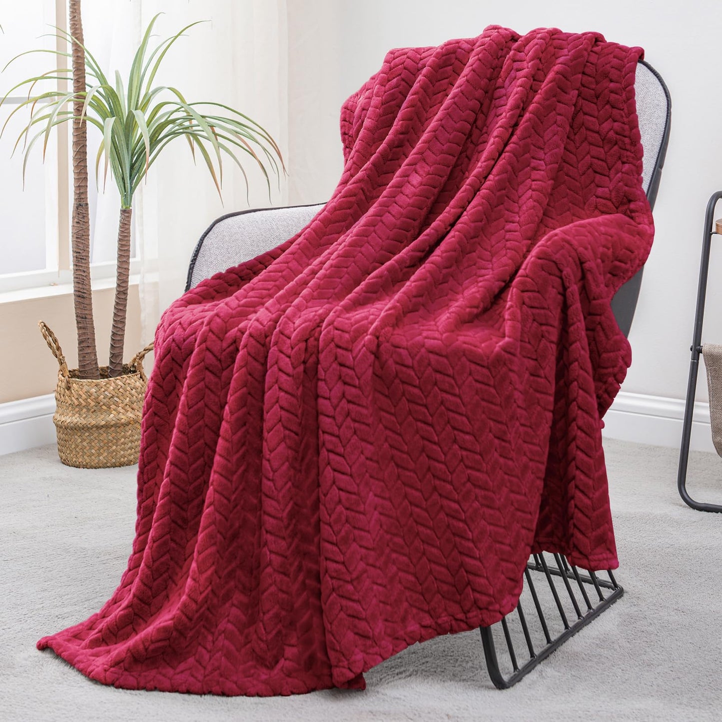 Exclusivo Mezcla Fleece Throw Blanket for Couch and Bed, 50x70 Inches Soft Cozy Jacquard Flannel Blankets, Lightweight Fuzzy Plush Warm Throws for Women, Deep Red