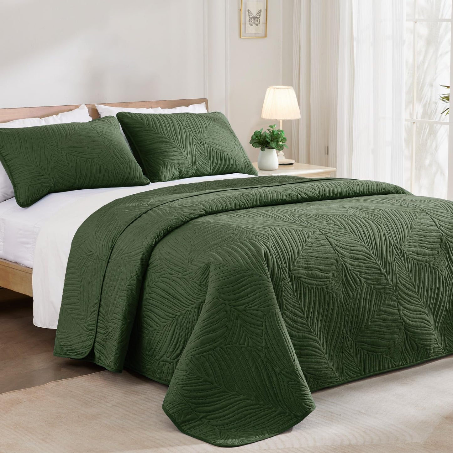 Exclusivo Mezcla King Size Quilt Bedding Set, Lightweight Olive Green Quilts King Size for All Seasons, Soft Microfiber Bedspreads Coverlets Bed Cover with Leaf Pattern, 3 Piece