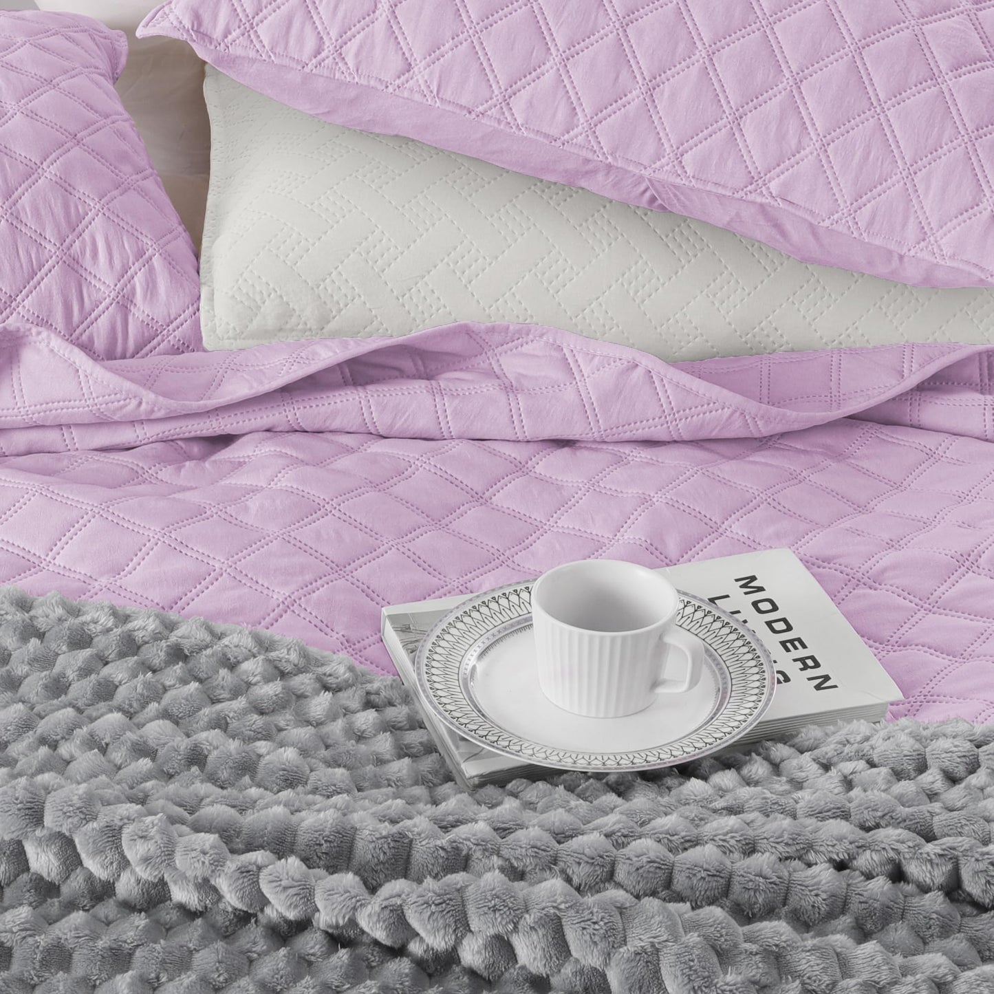 Exclusivo Mezcla Soft Quilt Set Queen Full Size, 3 Pieces Lightweight Quilts Lilac Bedspreads Coverlets Bedding Set for All Seasons, Grid Pattern
