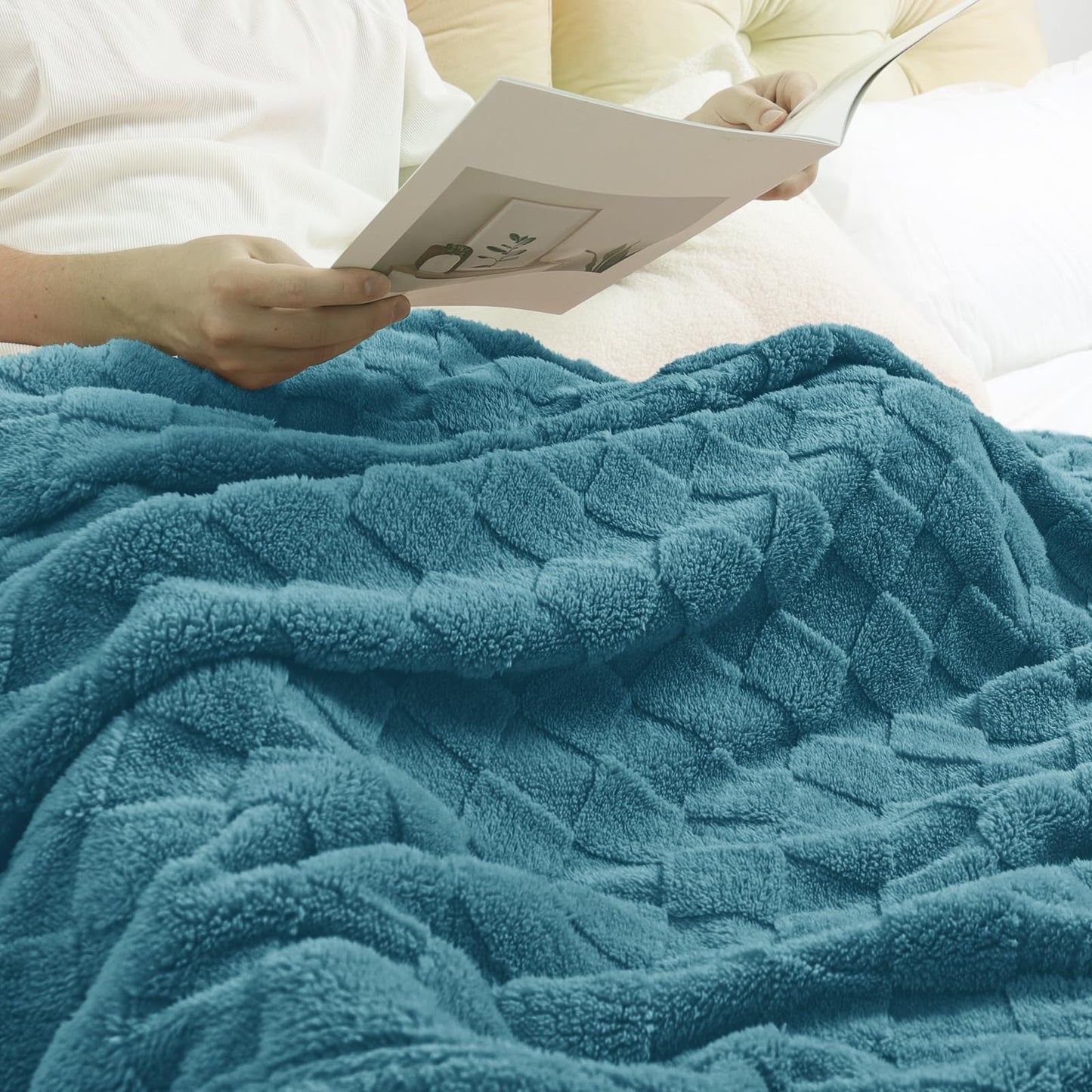 Exclusivo Mezcla Fleece Throw Blanket for Couch, Super Soft Warm Lightweight Checkered Pattern Blanket for All Seasons, Slate Blue, 50"x60"