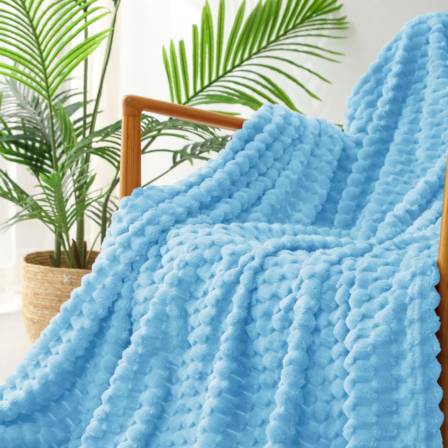 Exclusivo Mezcla Fleece King Blanket for Bed, Extra Large Fuzzy Blue Bed Blankets, Soft Cozy Plush Sofa Throws for All Seasons, 90x104 Inches