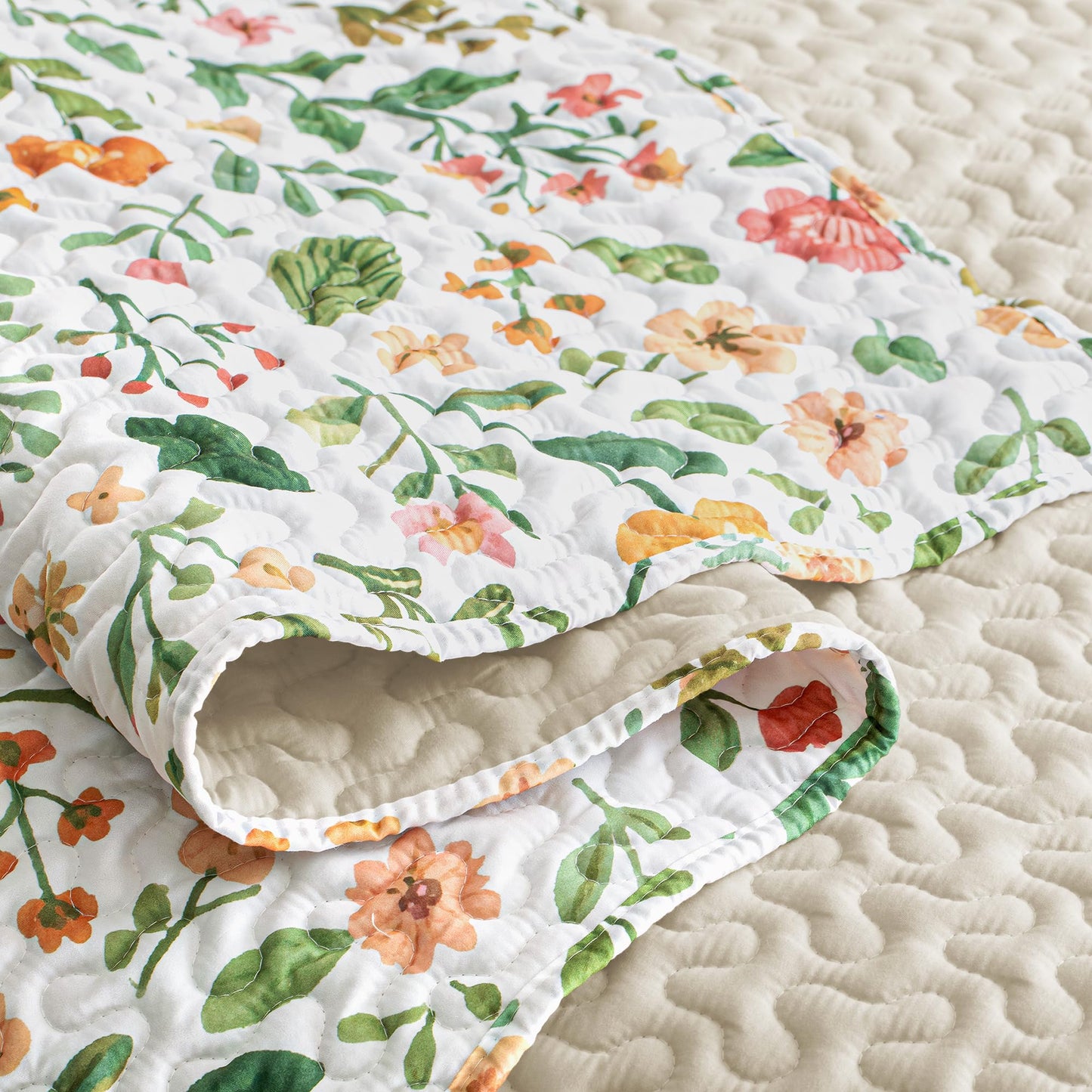 Exclusivo Mezcla Floral California King Size Quilt Bedding Set, White Cal King Quilt with Spring Botanical Pattern, Reversible Lightweight Bedspreads Coverlets Bed Cover for All Seasons (112"x104")