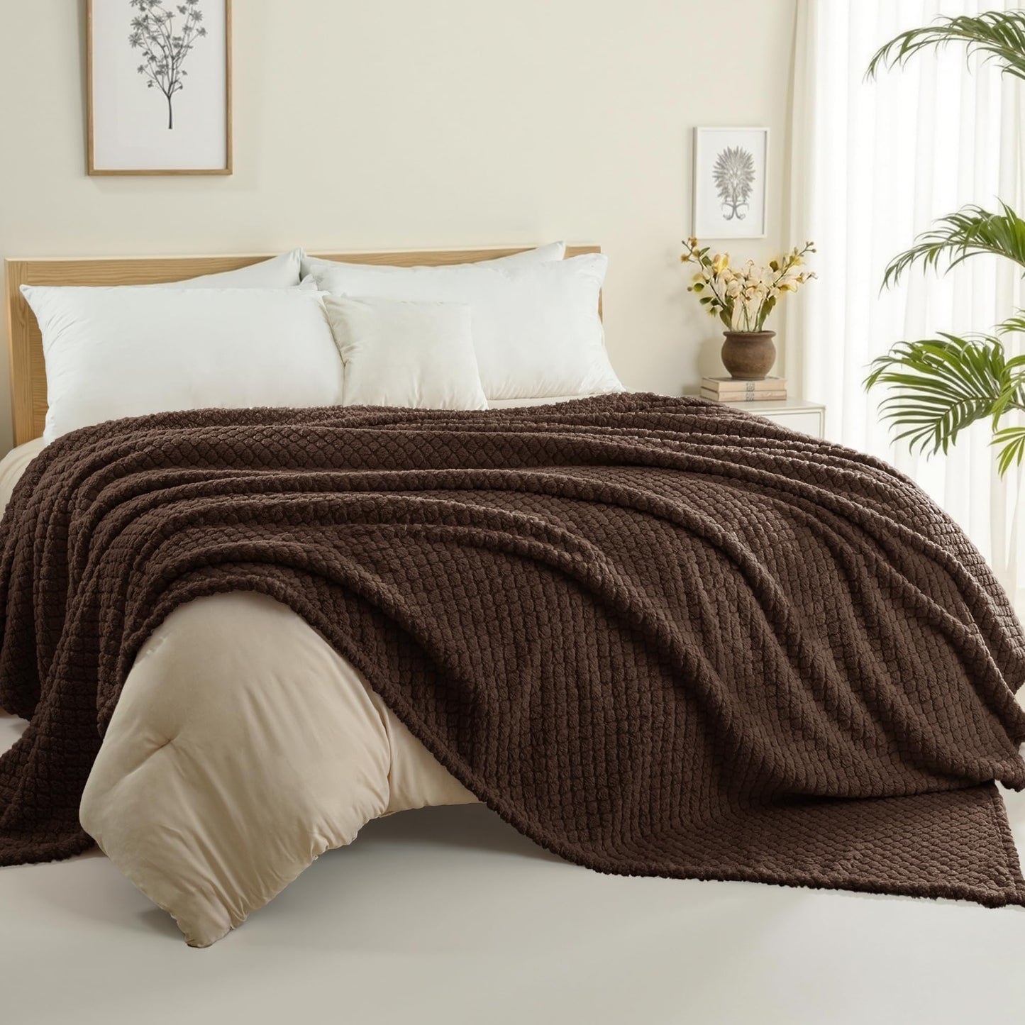 Exclusivo Mezcla King Size Flannel Fleece Blanket, Super Soft Jacquard Bed Blanket, Lightweight Fuzzy Warm for All Seasons, 90x104 Inches, Coffee