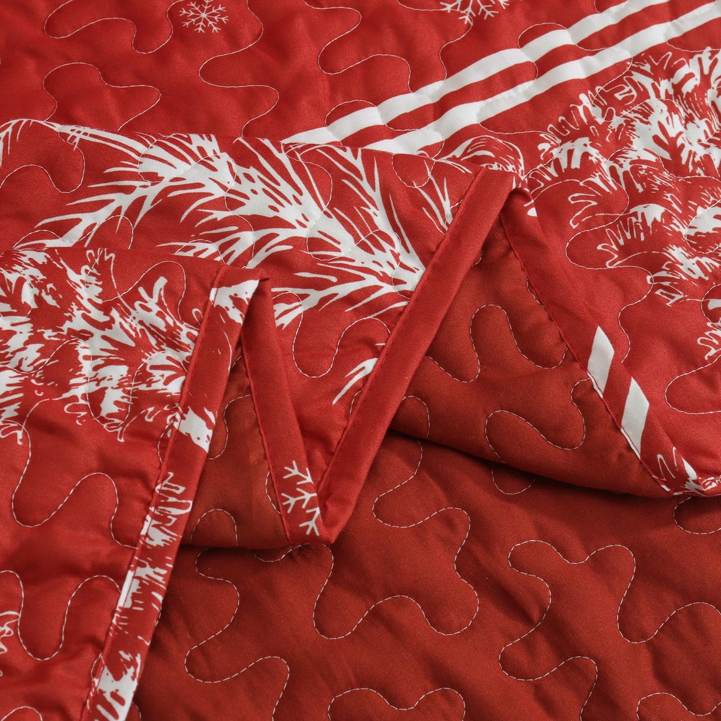 Exclusivo Mezcla Christmas Reindeer Pattern Quilted Throw Blanket for Bed/Couch/Sofa, Microfiber Holiday Decorated Throw Quilt Soft and Lightweight (50"x 60", Red)