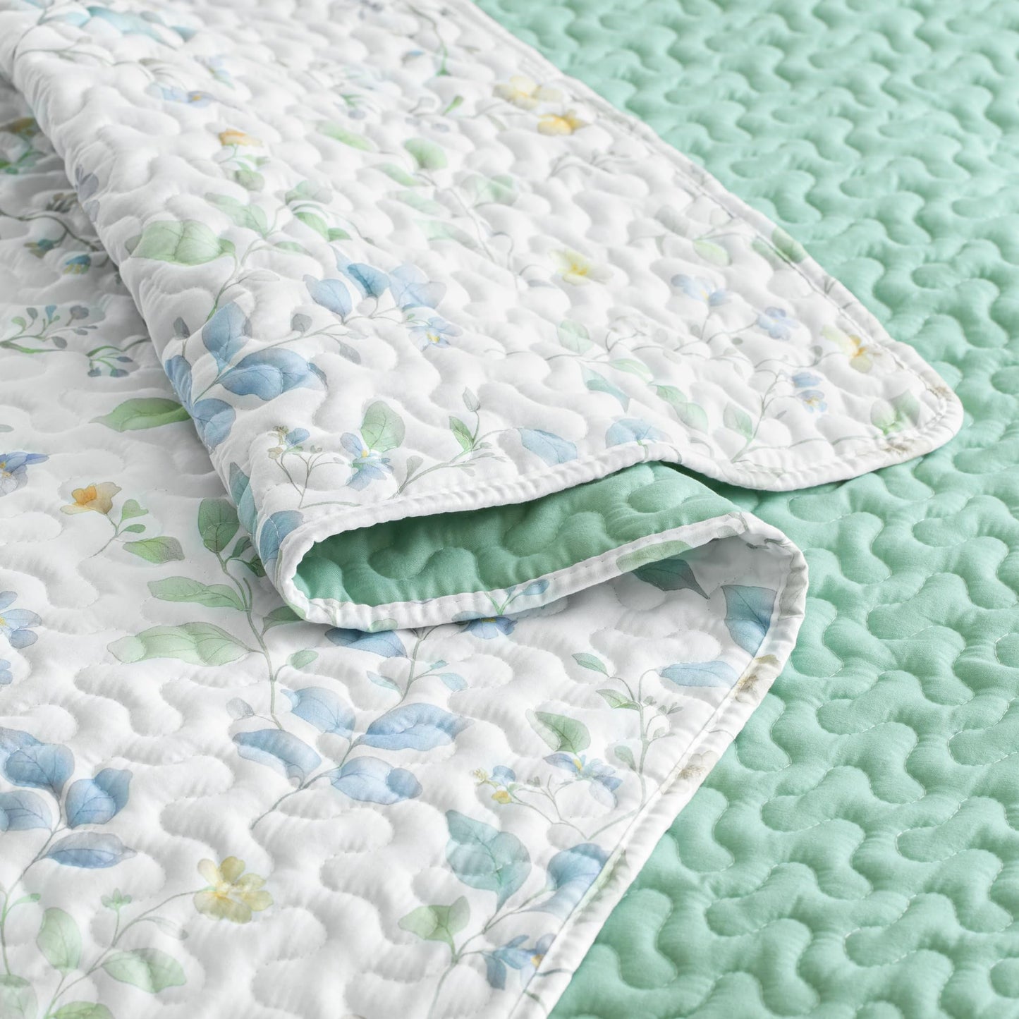 Exclusivo Mezcla Floral California King Size Quilt Bedding Set, White Cal King Quilt with Spring Garden Pattern, Reversible Lightweight Bedspreads Coverlets Bed Cover for All Seasons (112"x104")