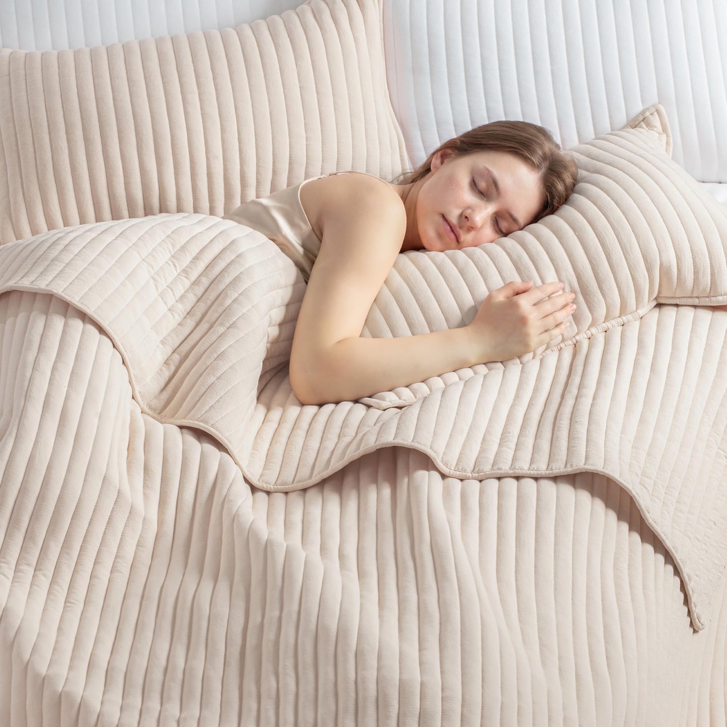 Exclusivo Mezcla Twin Quilt Bedding Set, Stripe Stitching Beige Quilts Twin Size for All Seasons, Soft Lightweight Microfiber Bedspreads Coverlets Bed Cover, 68"x88"