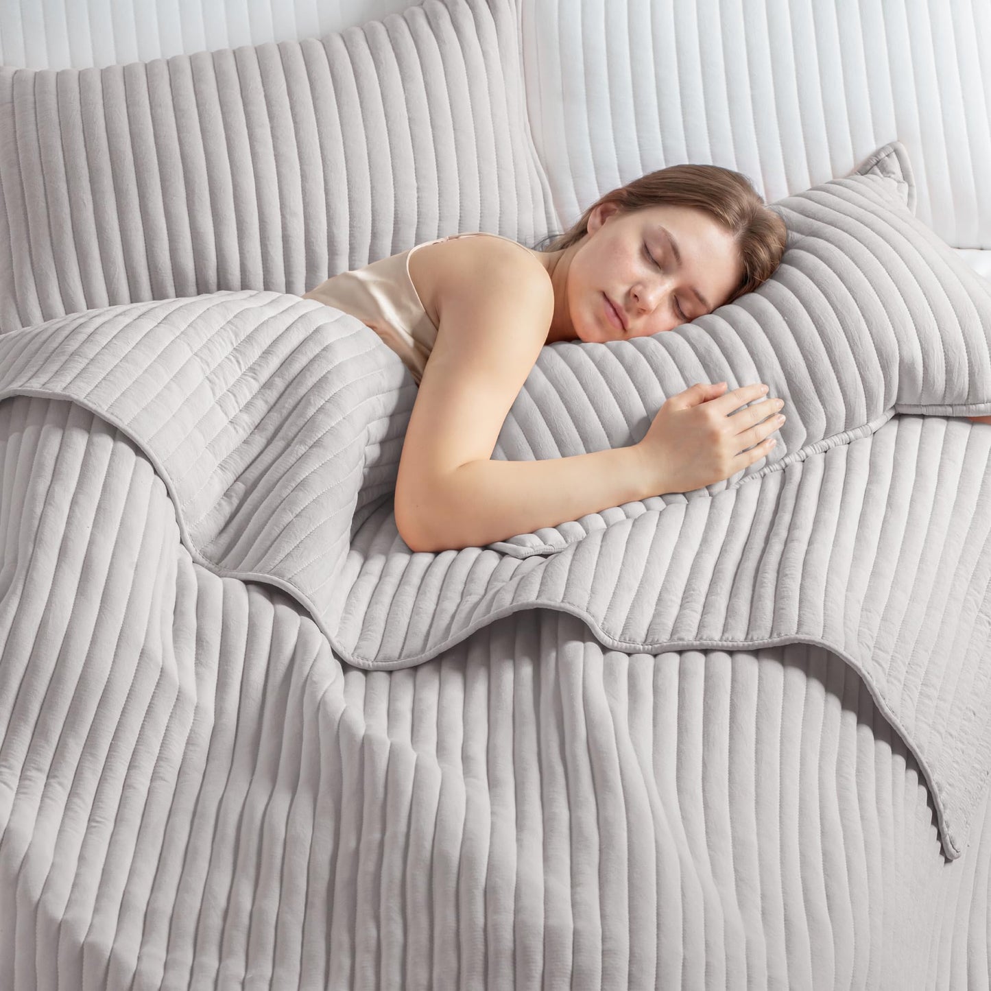 Exclusivo Mezcla King Size Quilt Bedding Set, Stripe Stitching Light Grey Quilts King Size for All Seasons, Soft Lightweight Microfiber Bedspreads Coverlets Bed Cover, 104"x96"