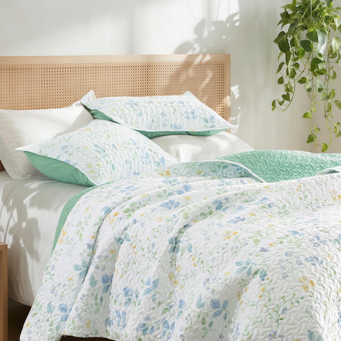 Exclusivo Mezcla Floral Twin size Quilt set, White Twin Quilt Bedding set with Cottagecore Garden Pattern, Reversible Lightweight Spring Bedspreads Coverlets Bed Cover for All Seasons (68"x88")