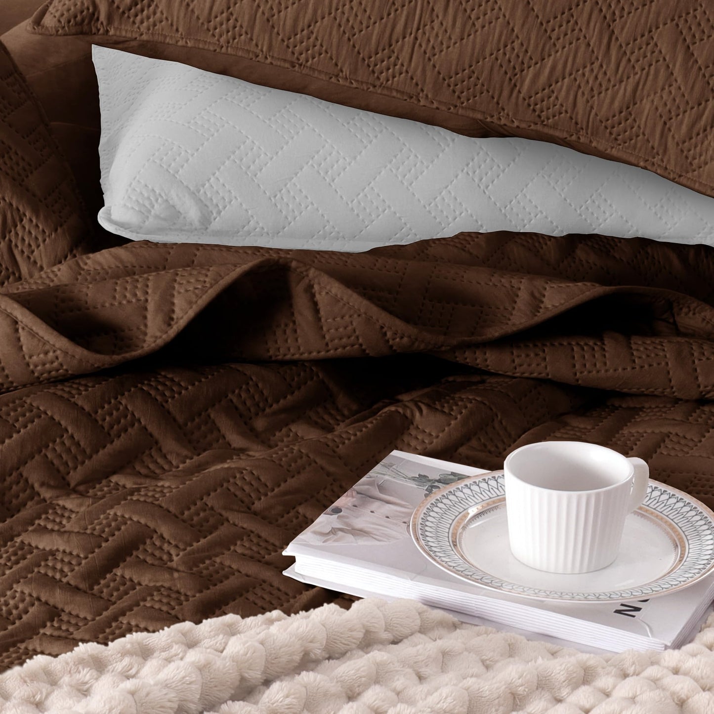 Exclusivo Mezcla Soft Quilt Set Queen Full Size, 3 Pieces Lightweight Quilts Brown Bedspreads Coverlets Bedding Set for All Seasons, Weave Pattern