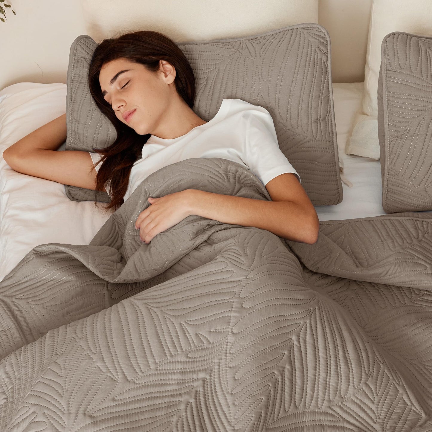 Exclusivo Mezcla California King Quilt Bedding Set, Lightweight Taupe Quilts Cal Oversized King Size for All Seasons, Soft Microfiber Bedspreads Coverlets with Leaf Pattern, 3 Piece