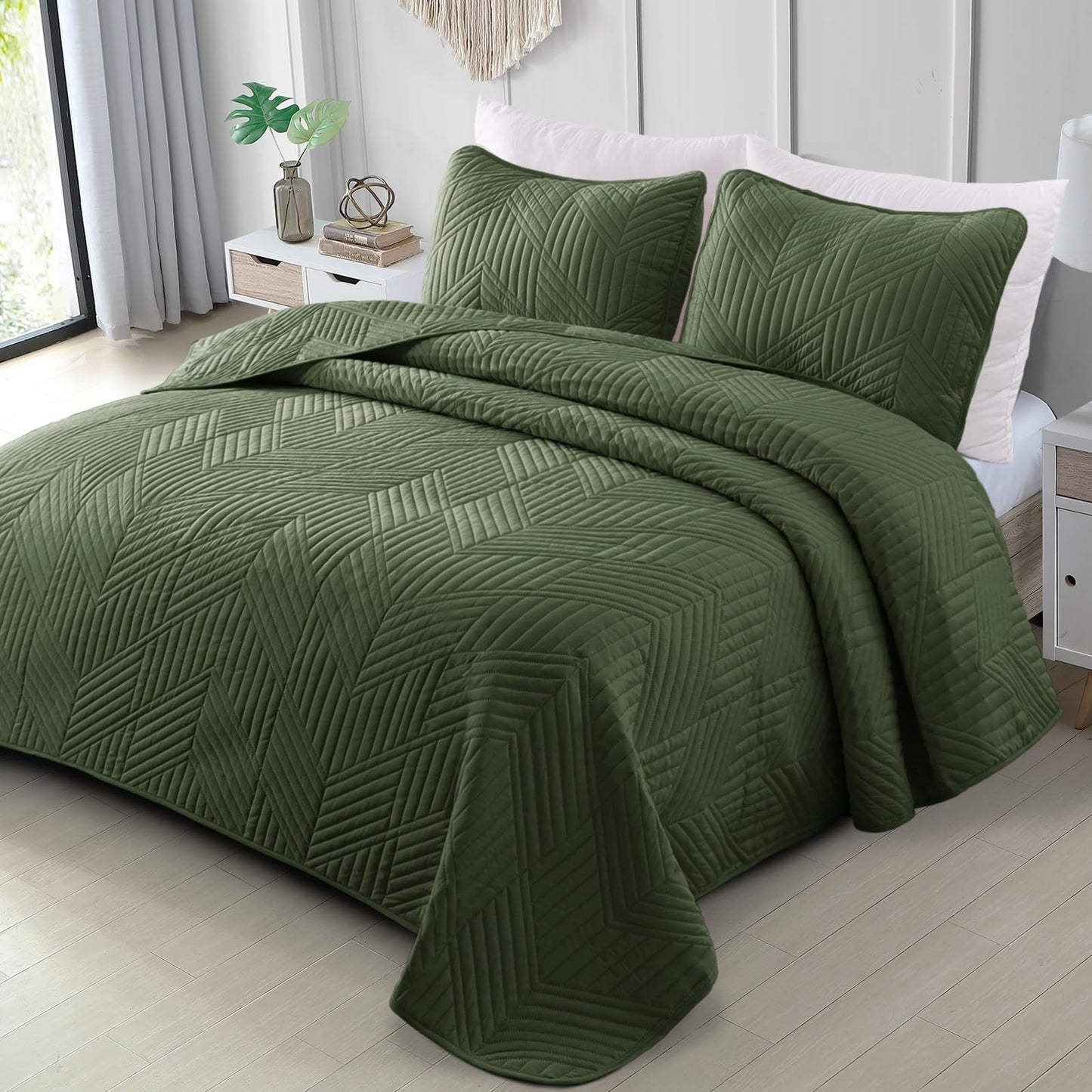 Exclusivo Mezcla California King Quilt Bedding Set, Lightweight Olive Green Oversized King Bedspreads Soft Modern Geometric Coverlet Set for All Seasons (1 Quilt and 2 Pillow Shams)
