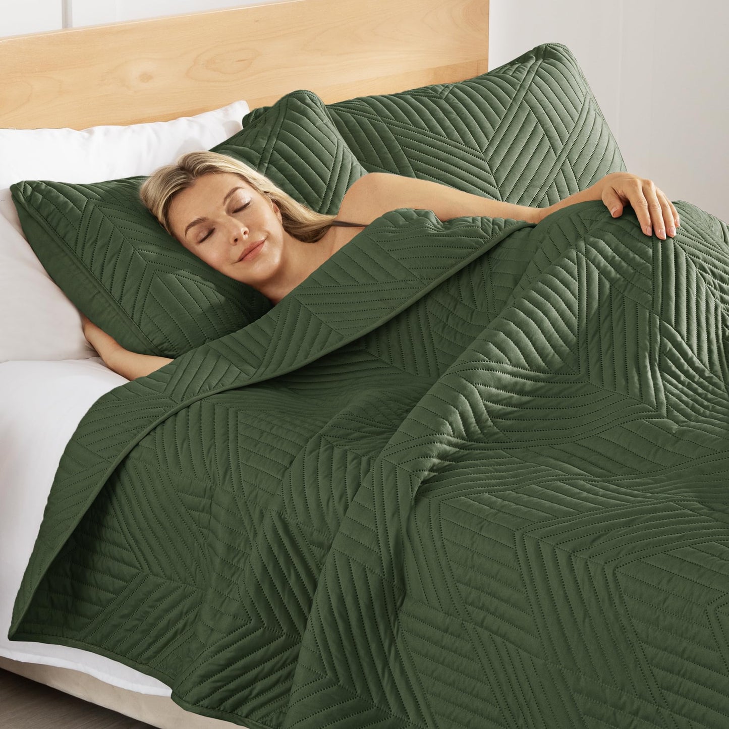 Exclusivo Mezcla California King Quilt Bedding Set, Lightweight Olive Green Oversized King Bedspreads Soft Modern Geometric Coverlet Set for All Seasons (1 Quilt and 2 Pillow Shams)