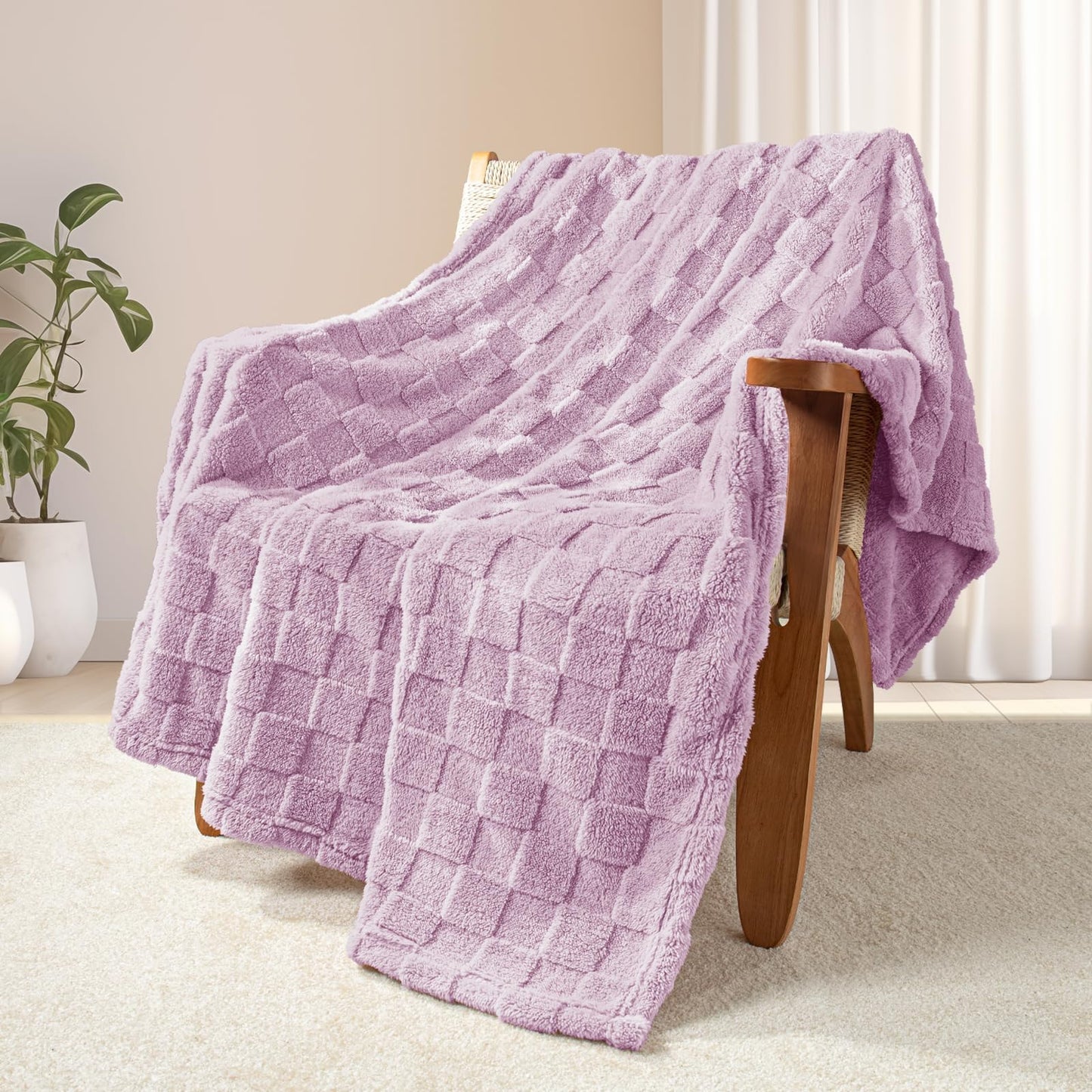 Exclusivo Mezcla Fleece Throw Blanket for Couch, Super Soft Warm Lightweight Checkered Pattern Blanket for All Seasons, Light Purple, 50"x60"