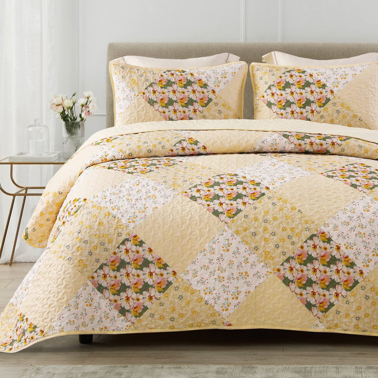 Exclusivo Mezcla Reversible Boho California King Quilt, Yellow Soft Bedspreads Lightweight Coverlet All Season Patchwork Quilts Bedding Set with Printed Floral Pattern (1 Quilt, 2 Pillow Shams)