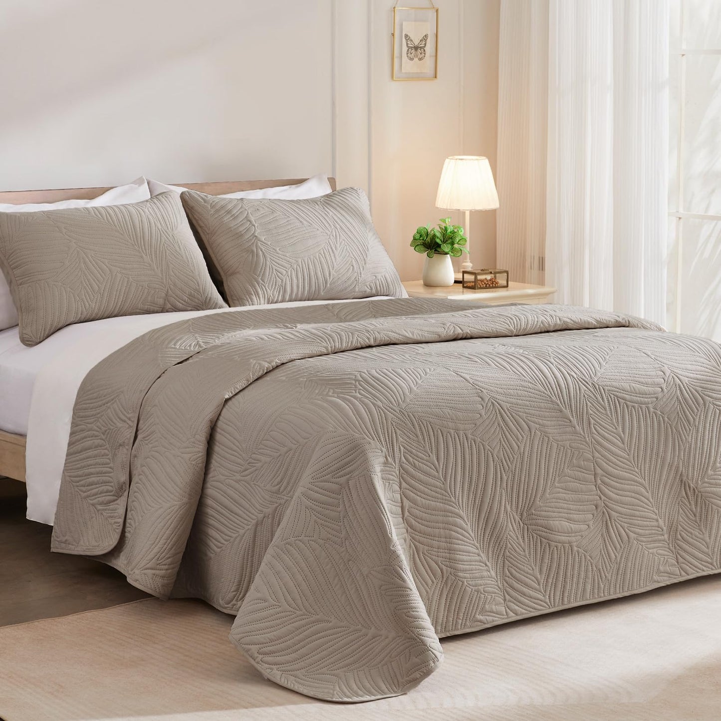 Exclusivo Mezcla King Size Quilt Bedding Set, Lightweight Taupe Quilts King Size for All Seasons, Soft Microfiber Bedspreads Coverlets Bed Cover with Leaf Pattern, 3 Piece