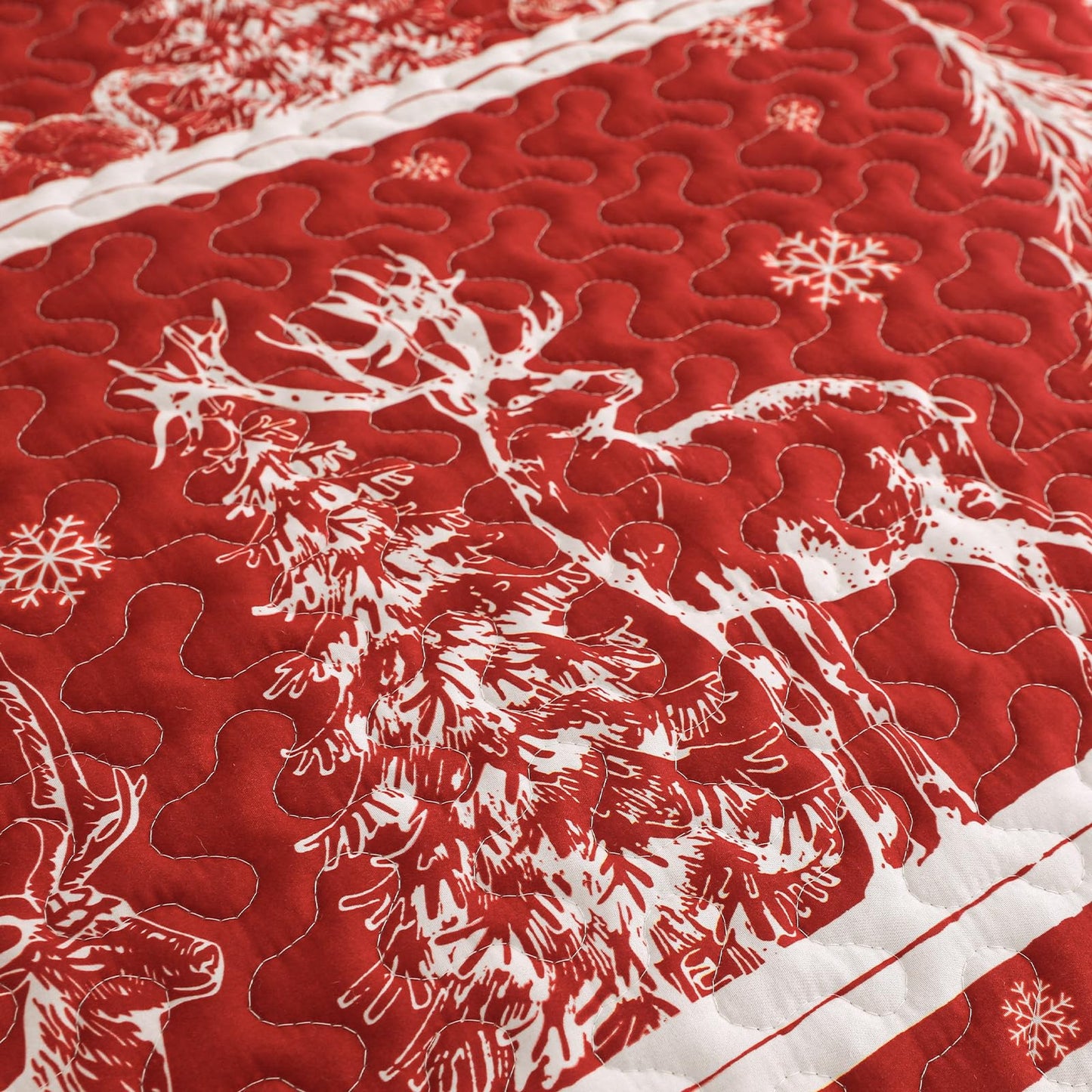Exclusivo Mezcla Christmas Reindeer Pattern Quilted Throw Blanket for Bed/Couch/Sofa, Microfiber Holiday Decorated Throw Quilt Soft and Lightweight (50"x 60", Red)