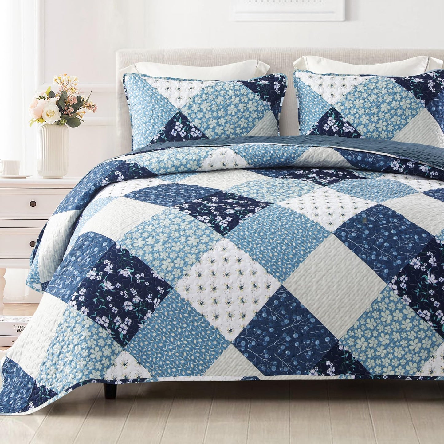 Exclusivo Mezcla Reversible Boho California King Quilt, Blue Soft Bedspreads Lightweight Coverlet All Season Patchwork Quilts Bedding Set with Printed Floral Pattern (1 Quilt, 2 Pillow Shams)