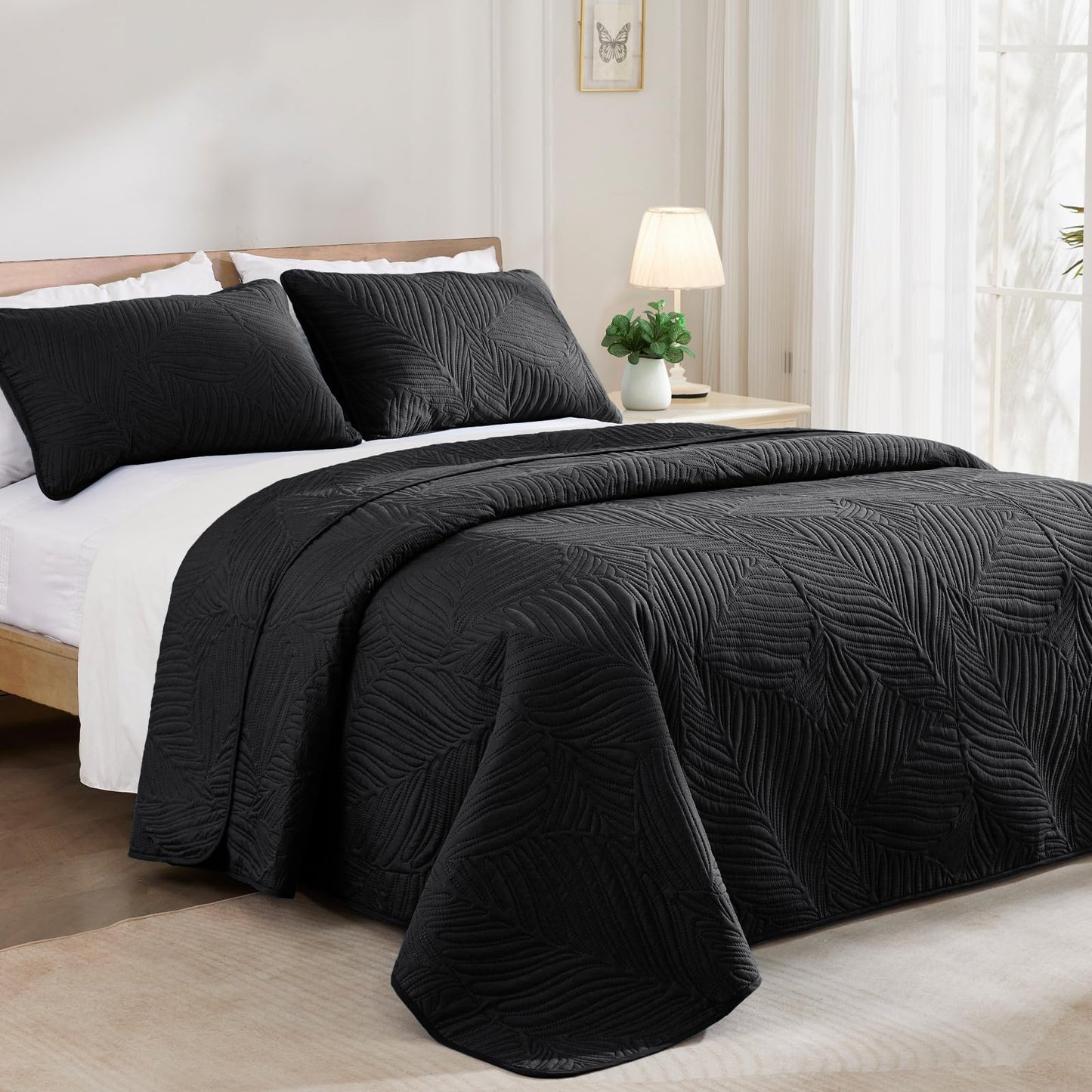 Exclusivo Mezcla California King Quilt Bedding Set, Lightweight Black Quilts Cal Oversized King Size for All Seasons, Soft Microfiber Bedspreads Coverlets with Leaf Pattern, 3 Piece
