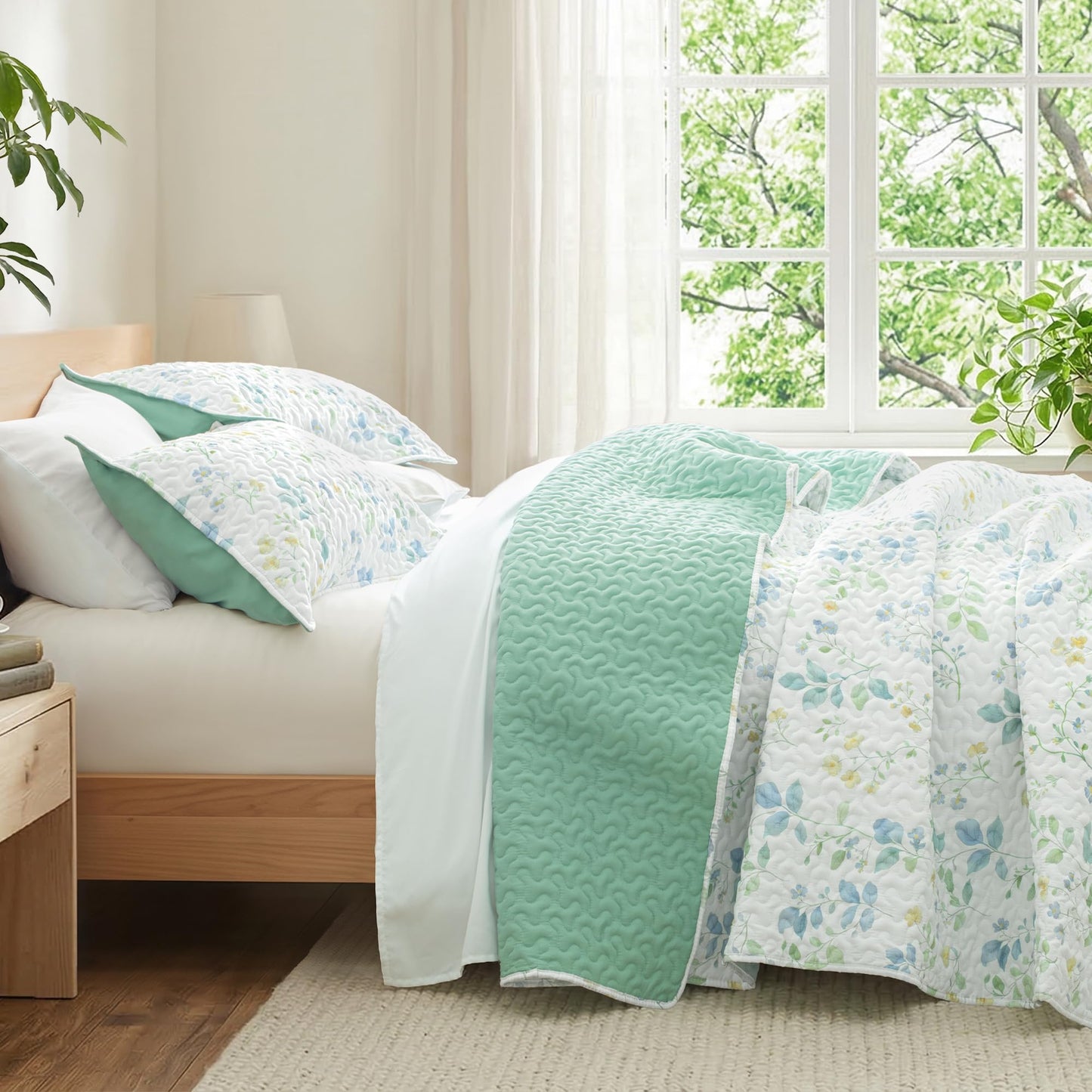 Exclusivo Mezcla Floral California King Size Quilt Bedding Set, White Cal King Quilt with Spring Garden Pattern, Reversible Lightweight Bedspreads Coverlets Bed Cover for All Seasons (112"x104")