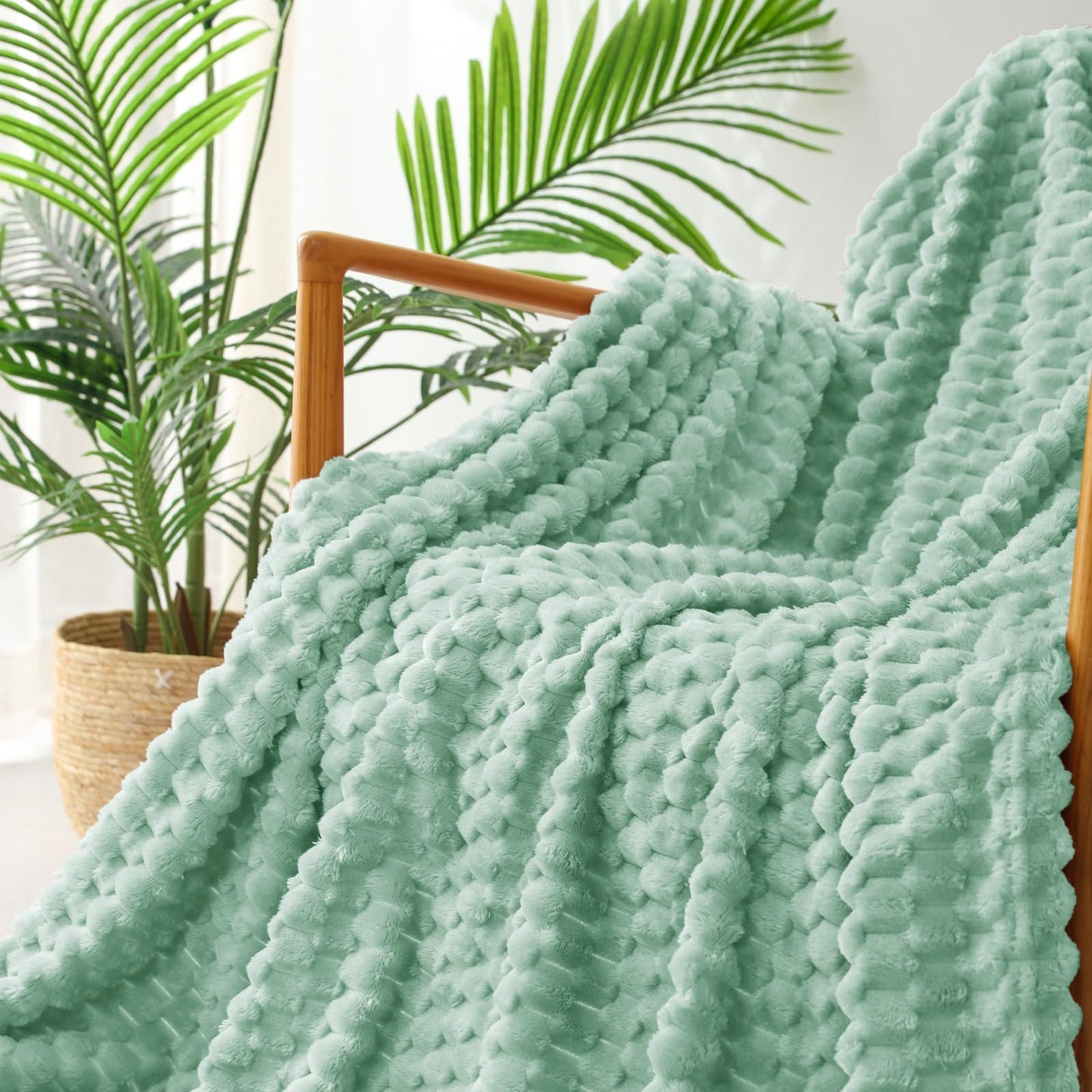 Exclusivo Mezcla Fleece Queen Blanket for Bed, Extra Large Fuzzy Sage Green Bed Blankets, Soft Cozy Plush Sofa Throws for All Seasons, 90x90 Inches