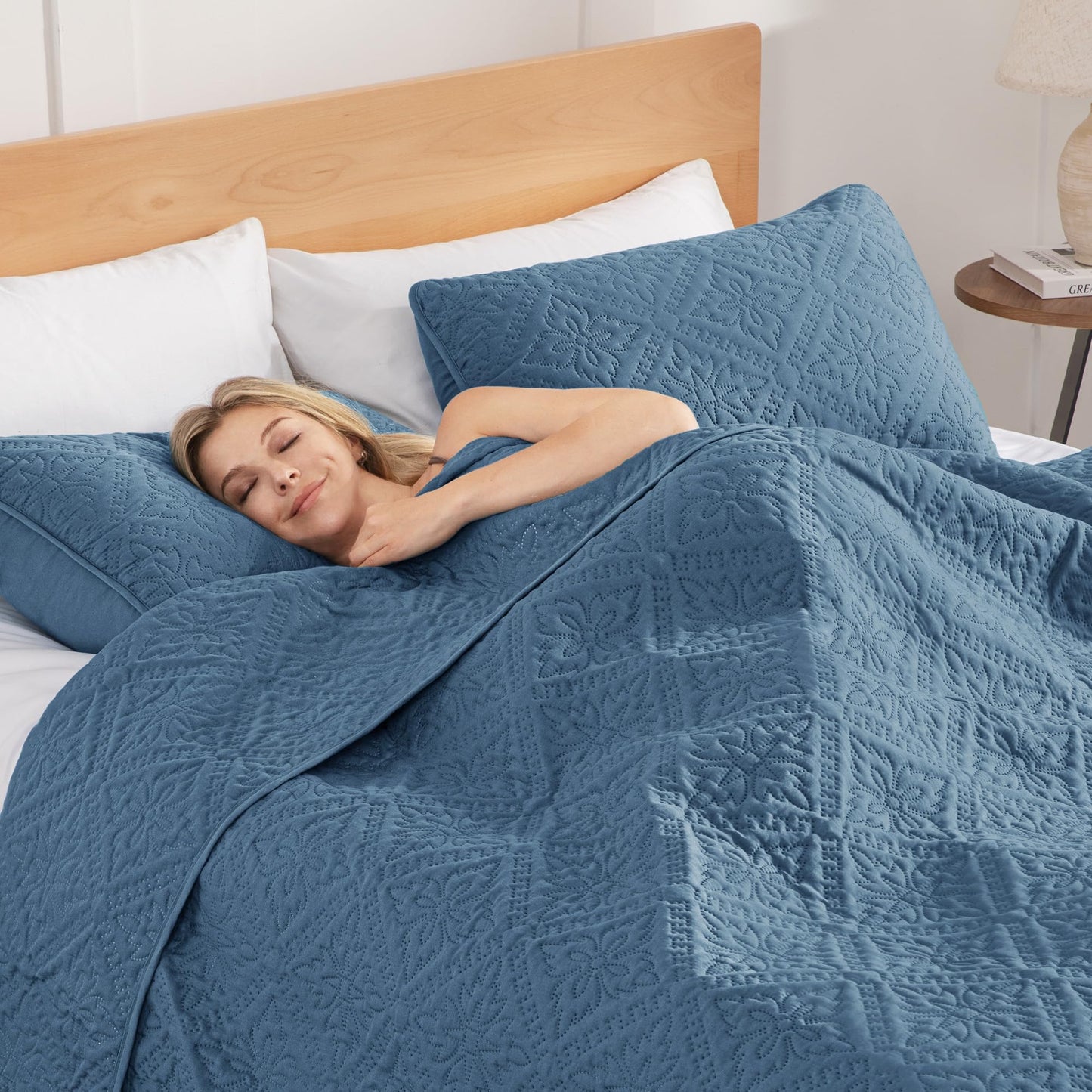 Exclusivo Mezcla California King Quilt Bedding Set, Lightweight Soft Bedspreads Coverlets with 2 Pillow Shams, Modern Bluish Grey Oversized Quilts King Size for All Seasons