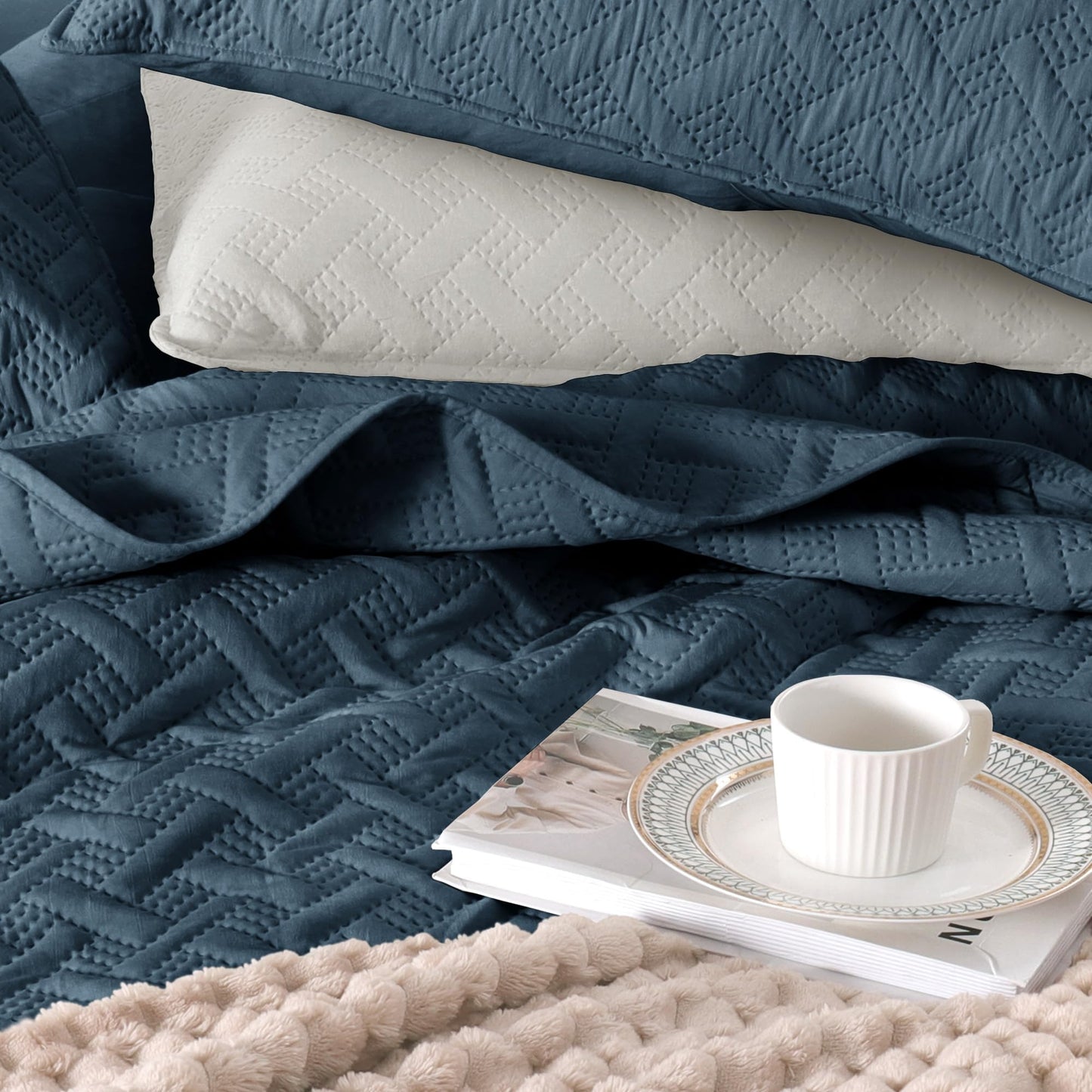 Exclusivo Mezcla Soft Quilt Set King Size, 3 Pieces Lightweight Quilts Navy Bedspreads Coverlets Bedding Set for All Seasons, Weave Pattern