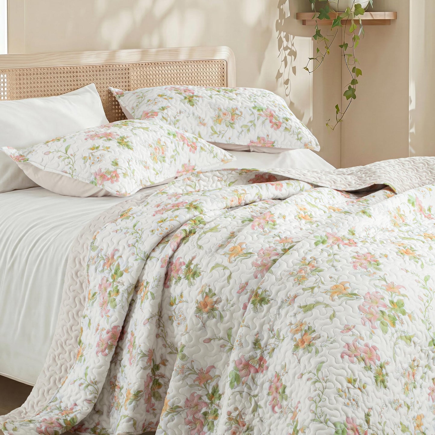 Exclusivo Mezcla Floral Quilts Queen Size, Faint Yellow Queen Quilt Bedding Set with Pink Lily Flowers Pattern, Reversible Lightweight Spring Bedspreads Coverlets Bed Cover for All Seasons (92"x96")