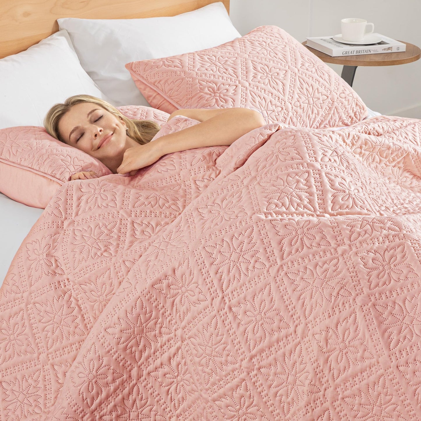 Exclusivo Mezcla California King Quilt Bedding Set, Lightweight Soft Bedspreads Coverlets with 2 Pillow Shams, Modern Blush Pink Oversized Quilts King Size for All Seasons