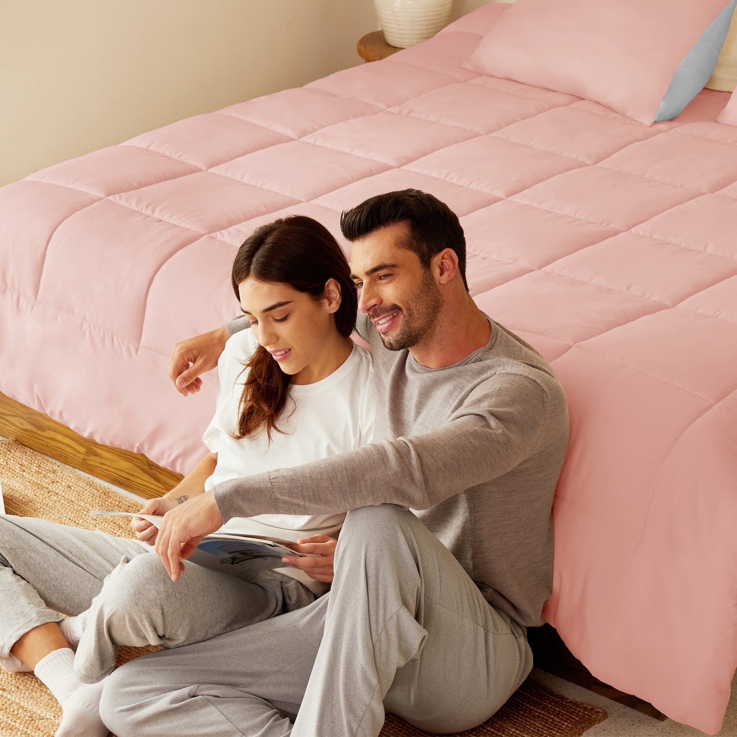 Exclusivo Mezcla Lightweight Reversible 3-Piece Comforter Set All Seasons, Down Alternative Comforter with 2 Pillow Shams, Queen Size, Blush pink/Light grey