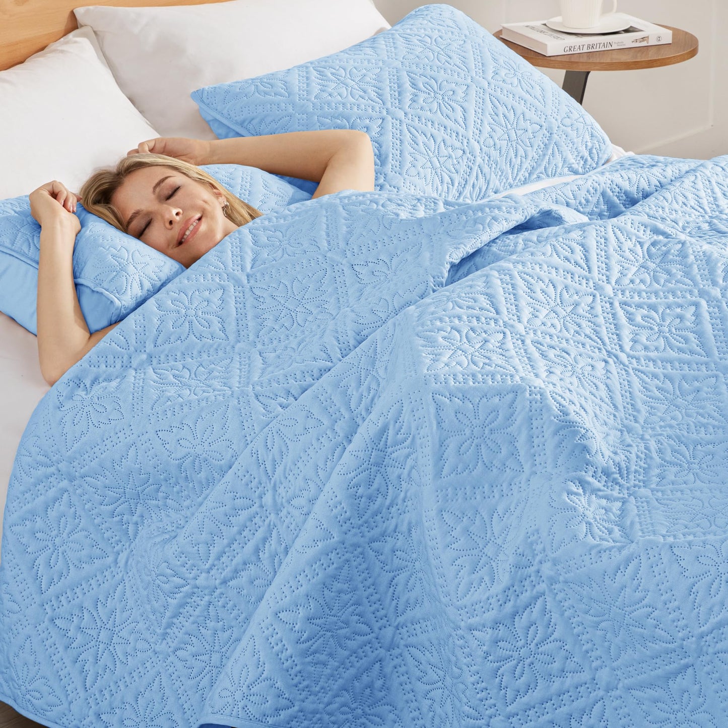 Exclusivo Mezcla California King Quilt Bedding Set, Lightweight Soft Bedspreads Coverlets with 2 Pillow Shams, Modern Light Blue Oversized Quilts King Size for All Seasons