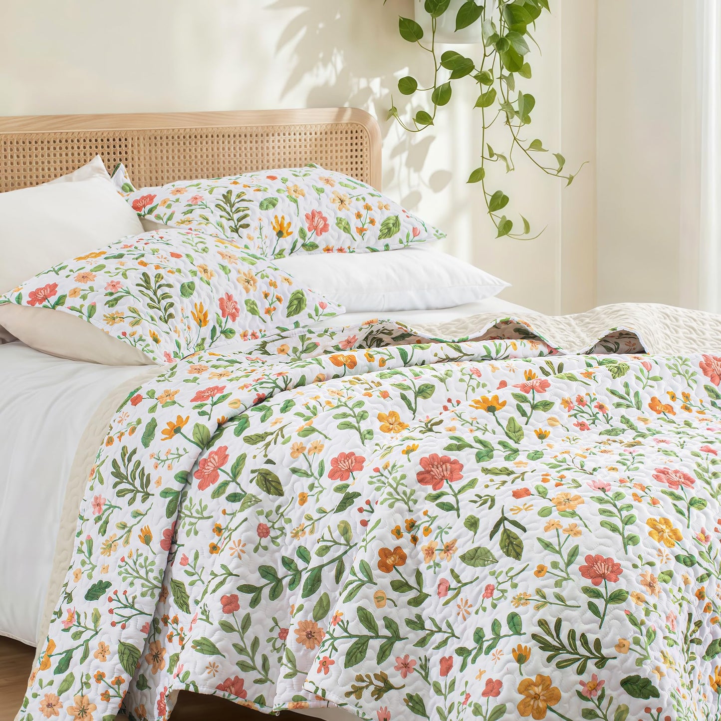 Exclusivo Mezcla Floral California King Size Quilt Bedding Set, White Cal King Quilt with Spring Botanical Pattern, Reversible Lightweight Bedspreads Coverlets Bed Cover for All Seasons (112"x104")