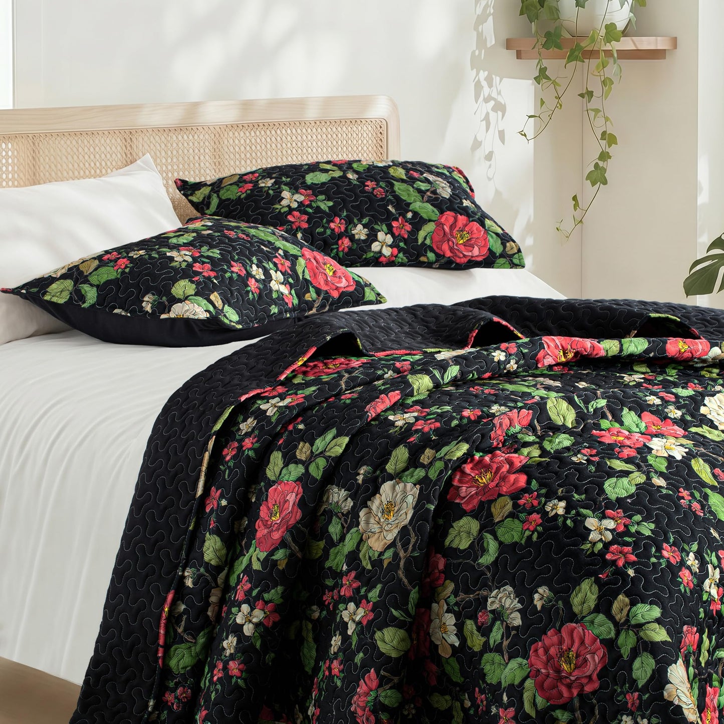 Exclusivo Mezcla Floral Twin Size Quilt Set, Black Twin Quilt Bedding Set with Red Vintage Flower Pattern, Reversible Lightweight Spring Bedspreads Coverlets Bed Cover for All Seasons (68"x88")