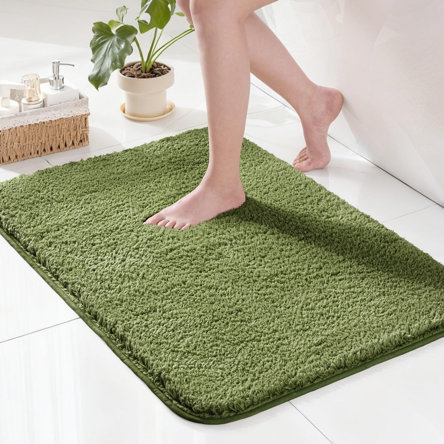 Exclusivo Mezcla Bathroom Rugs Mat 20x30, Extra Soft Non Slip Absorbent Water Microfiber Bath Rugs, Machine Washable Quick Dry Bath Mats for Bathroom Floor, Shower, Home Decor, Solid Olive Green