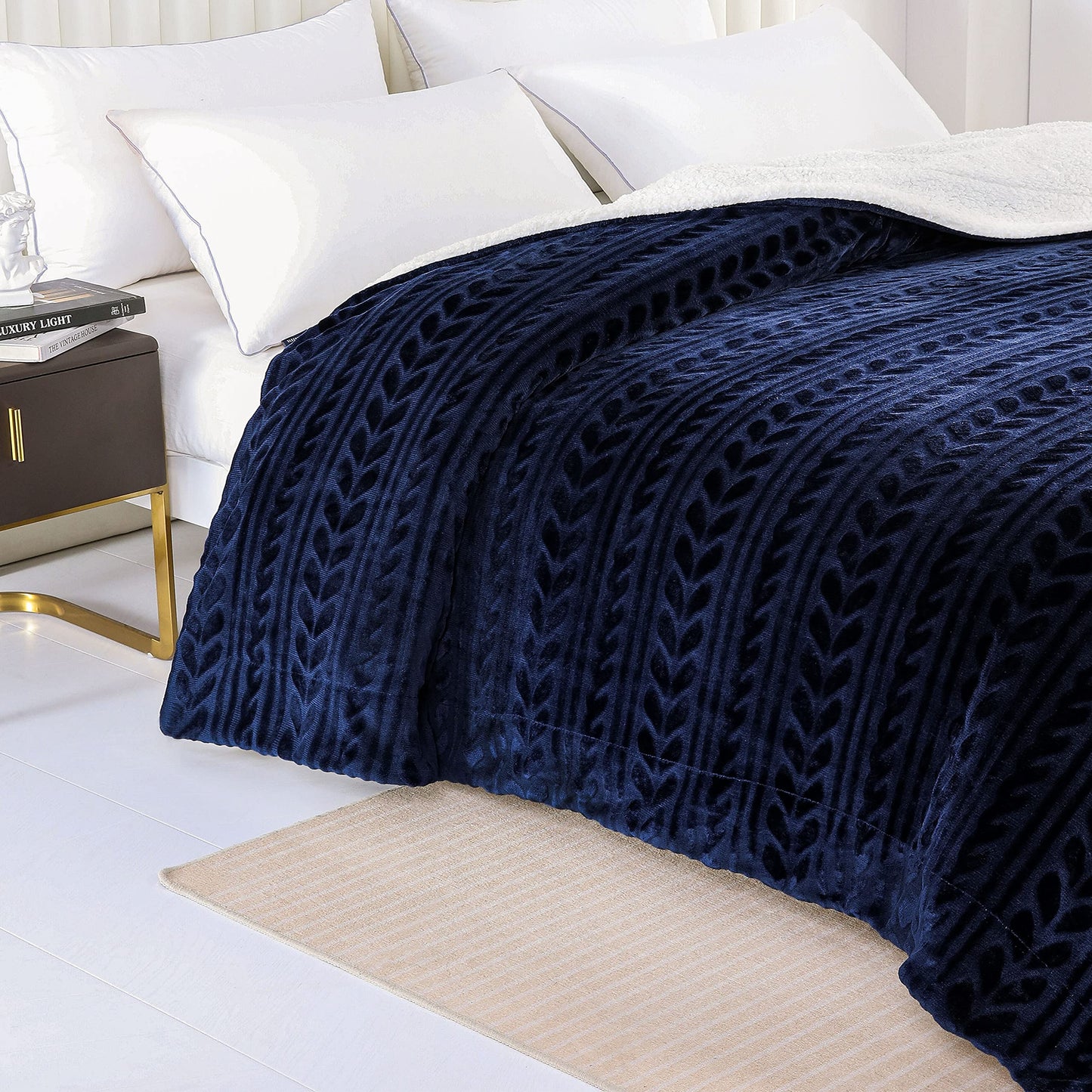 Exclusivo Mezcla Twin Size Sherpa Fleece Bed Blanket, Reversible Velvet Warm Blankets for Bed Couch Sofa, 90x66 Inches, Navy Blue