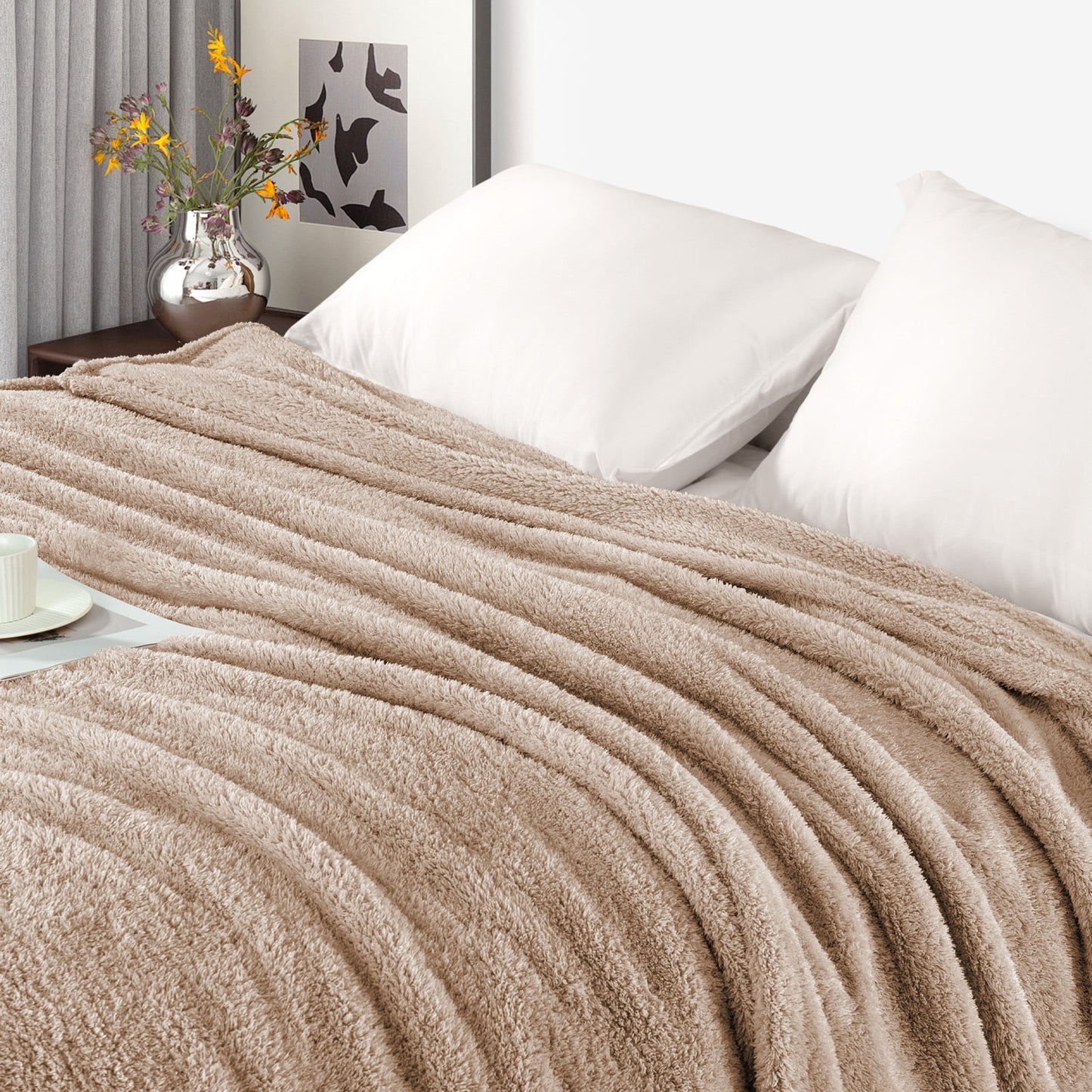 Exclusivo Mezcla Fuzzy Fleece Bed Blanket, Lightweight Fluffy Solid Velvet Blankets Twin Size Suitable for All Seasons, 60x80 Inches, Camel