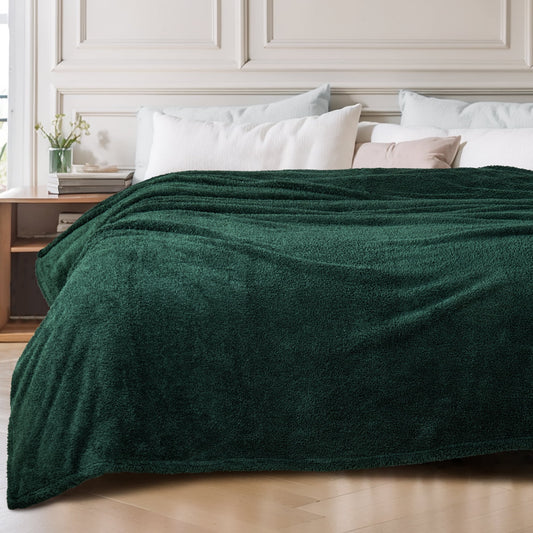Exclusivo Mezcla Fuzzy Fleece Bed Blanket, Lightweight Fluffy Solid Velvet Blankets King Size, Suitable for All Seasons, 90x104 Inches, Forest Green