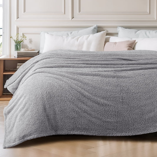 Exclusivo Mezcla Fuzzy Fleece Bed Blanket, Lightweight Fluffy Solid Velvet Blankets King Size, Suitable for All Seasons, 90x104 Inches, Light Grey