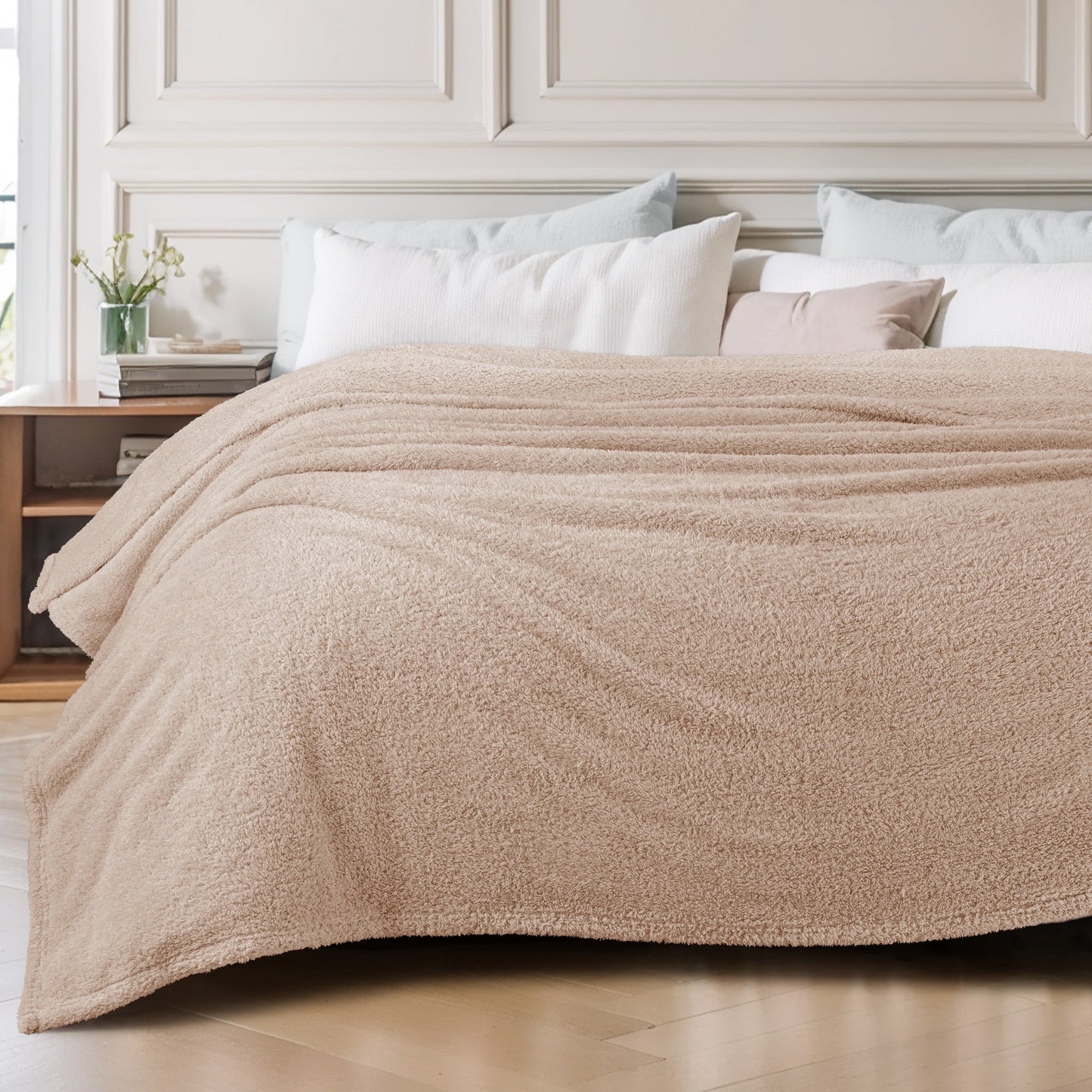 Exclusivo Mezcla Fuzzy Fleece Bed Blanket, Lightweight Fluffy Solid Velvet Blankets Queen Size, Suitable for All Seasons, 90x90 Inches, Camel