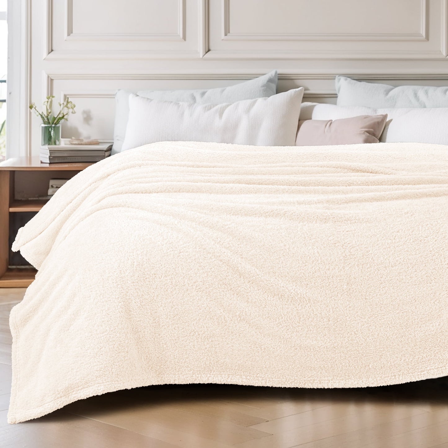 Exclusivo Mezcla Fuzzy Fleece Bed Blanket, Lightweight Fluffy Solid Velvet Blankets Queen Size, Suitable for All Seasons, 90x90 Inches,White