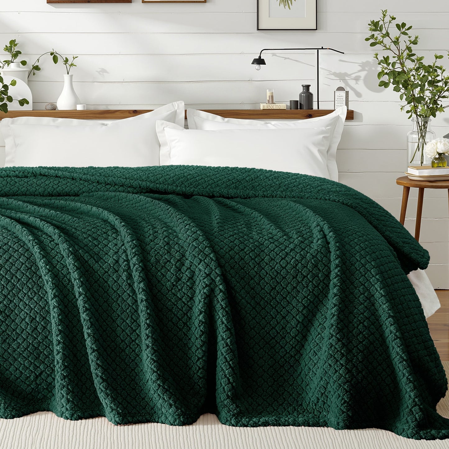 Exclusivo Mezcla King Size Flannel Fleece Blanket, Super Soft Jacquard Bed Blanket, Lightweight Fuzzy Warm for All Seasons, 90x104 Inches, Forest Green