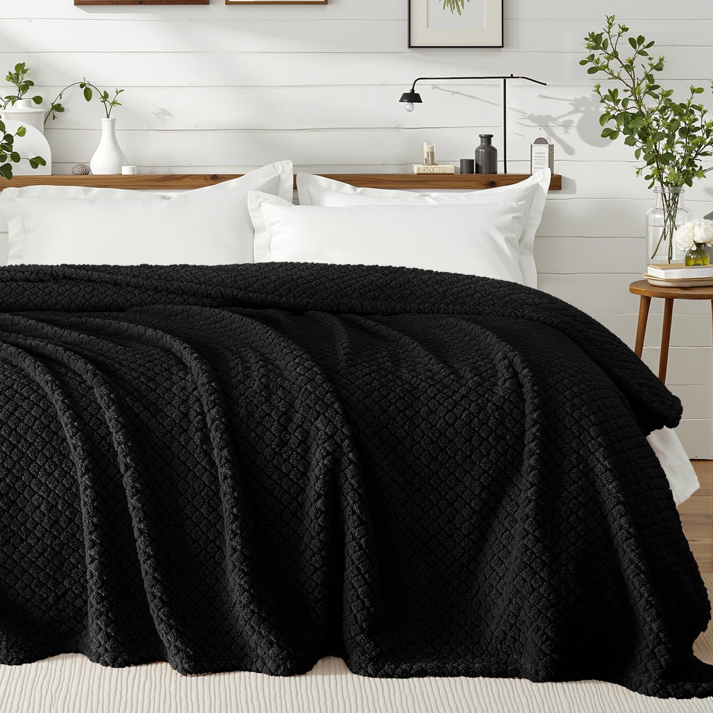 Exclusivo Mezcla King Size Flannel Fleece Blanket, Super Soft Jacquard Bed Blanket, Lightweight Fuzzy Warm for All Seasons, 90x104 Inches, Black