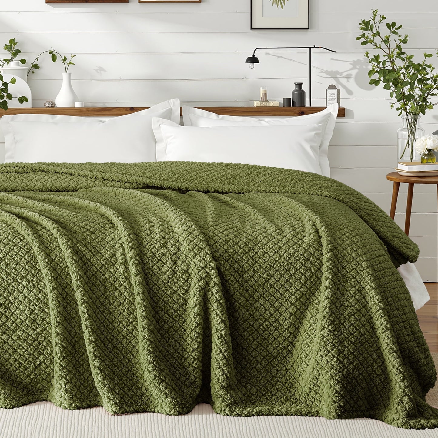 Exclusivo Mezcla Queen Size Flannel Fleece Blanket, Super Soft Jacquard Bed Blanket, Lightweight Fuzzy Warm for All Seasons, 90x90 Inches, Olive Green