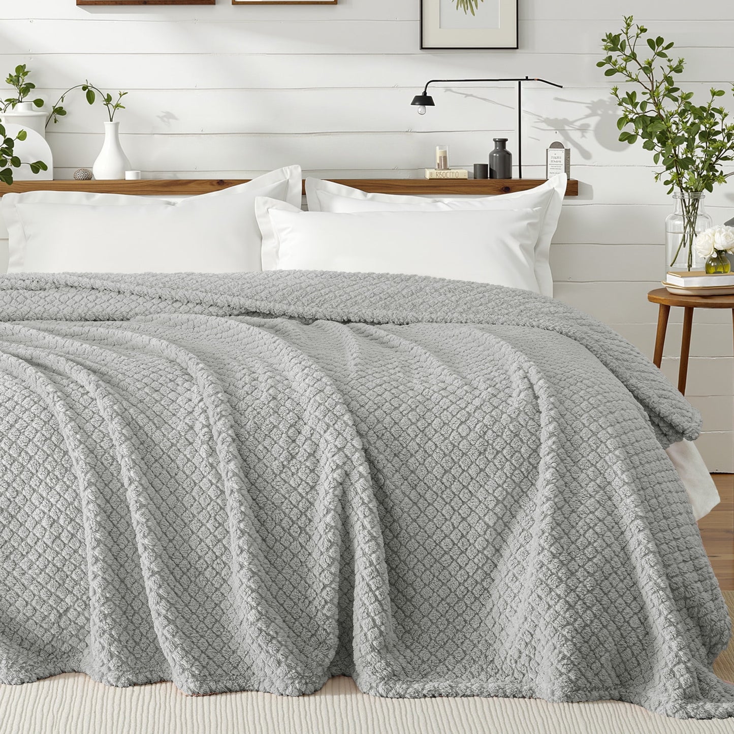 Exclusivo Mezcla Queen Size Flannel Fleece Blanket, Super Soft Jacquard Bed Blanket, Lightweight Fuzzy Warm for All Seasons, 90x90 Inches, Light Grey