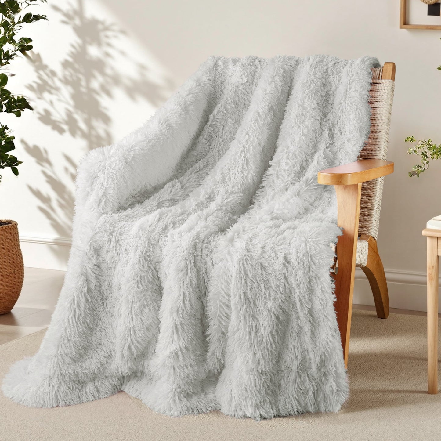 Exclusivo Mezcla Fuzzy Faux Fur Throw Blanket, Reversible Shaggy Sherpa Fleece Blankets,Fluffy Plush Warm Throws for Couch, Bed, 50x60 Inches, Light Grey