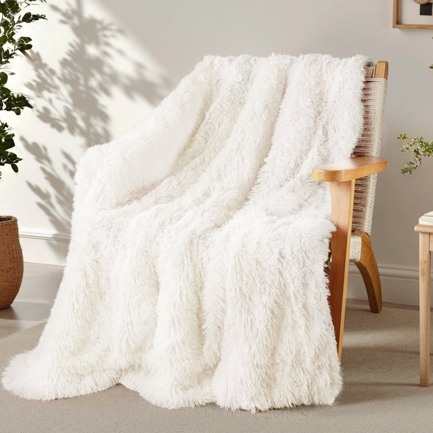 Exclusivo Mezcla Fuzzy Faux Fur Throw Blanket, Reversible Shaggy Sherpa Fleece Blankets,Fluffy Plush Warm Throws for Couch, Bed, 50x60 Inches, White