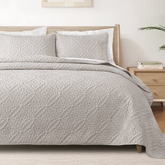 Exclusivo Mezcla King Quilt Bedding Set, Lightweight Soft Bedspreads Coverlets with 2 Pillow Shams, Modern Light Grey Oversized Quilts King Size for All Seasons